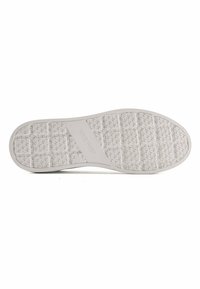 Semelle de chaussure en caoutchouc blanc avec des motifs texturés en diamant et en étoile, arborant le nom de marque en relief 'NINE WEST' et un bord lisse et courbé.