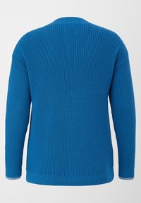 Blauwe gebreide trui met een geribbelde textuur, lange mouwen en een ronde hals. Beschikt over een effen kleur en een rechte zoom aan de onderkant.