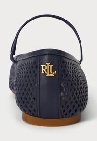 Sötétkék lapos cipők perforált bőrből, lekerekített hátrésszel és arany "RL" logóval. Finom pánttal és barnás talppal rendelkezik.