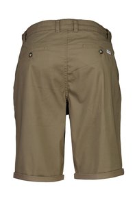 Shorts marron longueur genou avec ourlets retroussés, passants pour ceinture, et deux poches arrière boutonnées sur fond blanc uni.