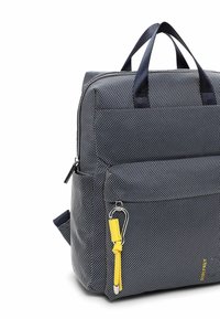 Tumesinine seljakott tekstureeritud kangaga, millel on topelthandlid, kollane detail tõmblukul ja tõmblukuga esitasku.