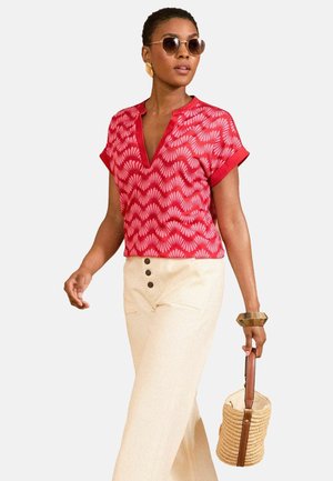 Love & Roses REGULAR FIT - Print T-shirt - red and white petal wave print