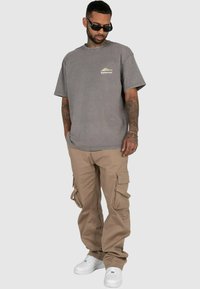 MJ Gonzales WAVE V.1 X ACID WASHED HEAVY - T-shirts med print - asphalt