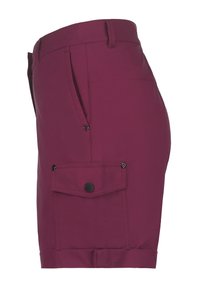 Burgundy cargo shorts, joissa on sivutasku, valmistettu kudotusta kankaasta, saumattomalla vyötäröllä ja polven ylle ulottuvalla helman pituudella.