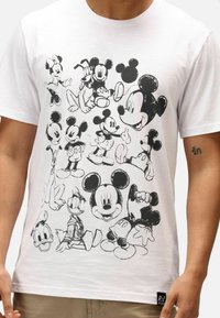 Bílý tričko s černými skicami Mickey Mouse, Minnie Mouse a Donalda Ducka s různými výrazy a pózami.