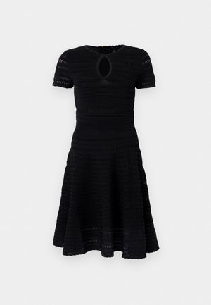 Μαύρο φόρεμα με κοντά μανίκια και υφασμένες οριζόντιες ρίγες, λαιμόκοψη με άνοιγμα, εφαρμοστή μέση και φουσκωτή φούστα.