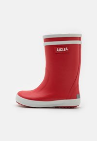 Botte de pluie en caoutchouc rouge avec des accents blancs, bout arrondi, surface lisse, patch de logo et semelle texturée pour une meilleure adhérence.