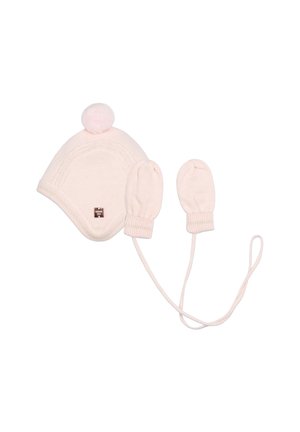 Cappello lavorato a maglia rosa con un pompon sopra e due muffole coordinate. Il cappello presenta un bordo curvo e una stringa attaccata per una vestibilità sicura.