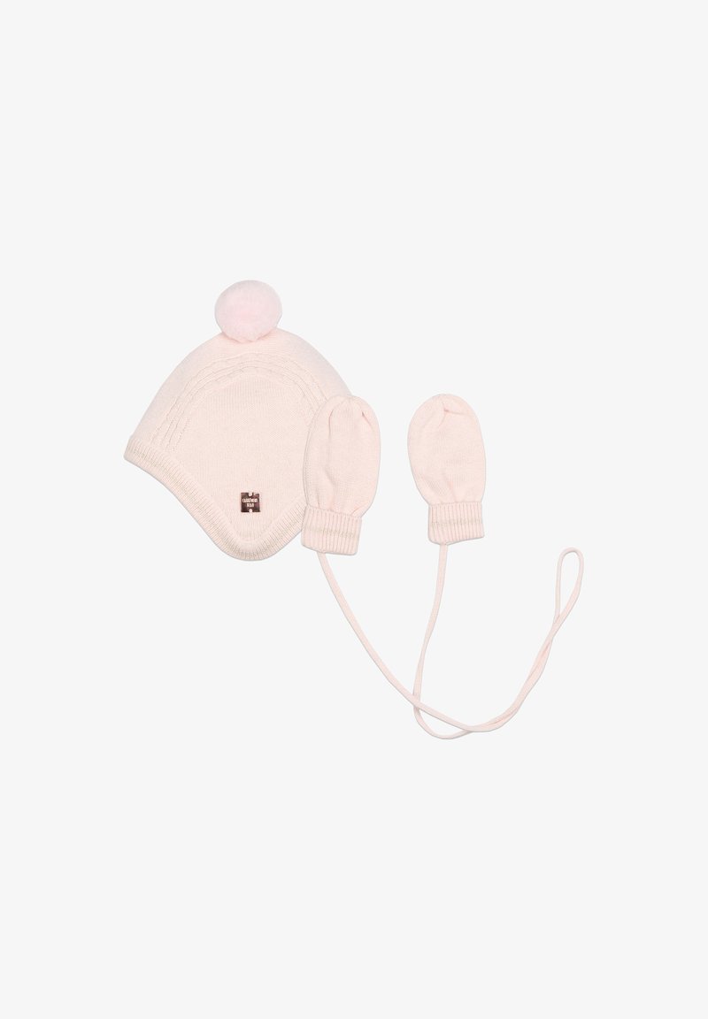 Cappello lavorato a maglia rosa con un pompon sopra e due muffole coordinate. Il cappello presenta un bordo curvo e una stringa attaccata per una vestibilità sicura.