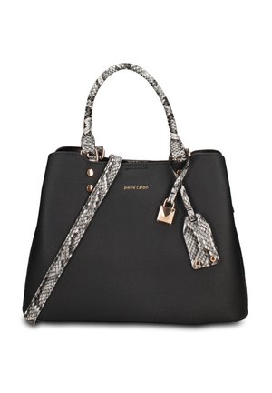Zwarte gestructureerde handtas met handgrepen en schouderriem met slangenpatroon, gouden slotbedel en "pierre cardin" logo aan de voorkant.
