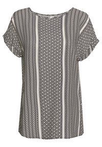 Blusa a motivi bianco e nero con maniche corte e svolazzanti, caratterizzata da design geometrici e strisce verticali in un tessuto leggero.