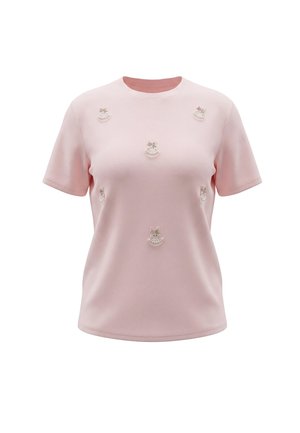 Jasnoróżowy T-shirt z krótkim rękawem z sześcioma perłowymi i koralikowymi ozdobami w kształcie kocich pyszczków z przodu, zaprezentowany na jednolitym tle.