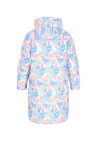 Vatteret jakke med hætte, med et farverigt abstrakt mønster i nuancer af pink, blå og gul. Lange ærmer og en midtlang længde.