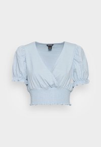 Světle modrý crop top z měkké tkaniny, s výstřihem do V, nabíranými rukávy, smockovaným pasem a volánovými detaily na rukávech.