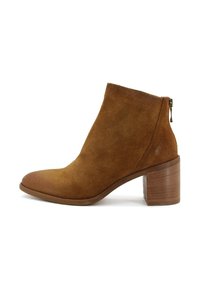 Stivaletto in suede marrone con tacco a blocco e zip sul retro, profilo laterale su sfondo bianco.