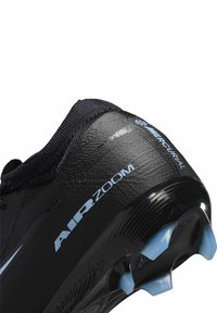 Botín de fútbol negro con parte superior sintética texturizada, detalles en azul y distintiva marca Air Zoom. Cuenta con múltiples tachones moldeados en la suela.