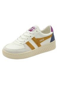 Sneaker bianco con strisce in suede gialle e marroni, tomaia in pelle texturizzata, suola ammortizzata, accento viola sul tallone e logo di lato.