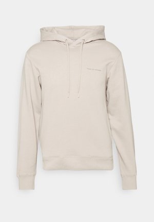 Sudadera con capucha beige con cordones ajustables, puños y dobladillo acanalados, y pequeño texto "Tiger of Sweden" en el pecho.
