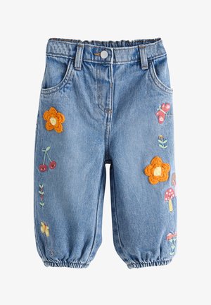 Lichtblauwe spijkerbroek voor peuters met elastische tailleband en boorden, versierd met kleurrijke geborduurde bloemen, kersen, vlinder en paddestoel.
