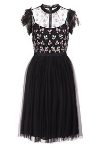 Robe noire avec broderies florales, corsage en mesh transparent, manches courtes à volants et jupe en tulle. Tissu texturé avec un design en couches.