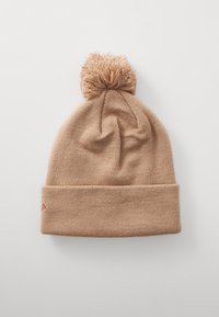 Gorro de punto marrón con un puño doblado y un pompón esponjoso en la parte superior. Textura suave, diseño simple y sin patrones o detalles de hardware visibles.