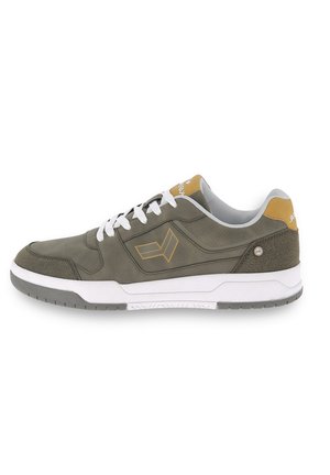 Zapatilla deportiva verde de cuero con suela y cordones blancos, detalles en oro y talón texturizado. Presenta un collar acolchado y un logo estilizado en el costado.