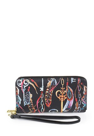 Cartera de cuero negra con patrones coloridos de plumas y llaves, herrajes dorados y una correa de muñeca desmontable. Cierre de cremallera en la parte superior.