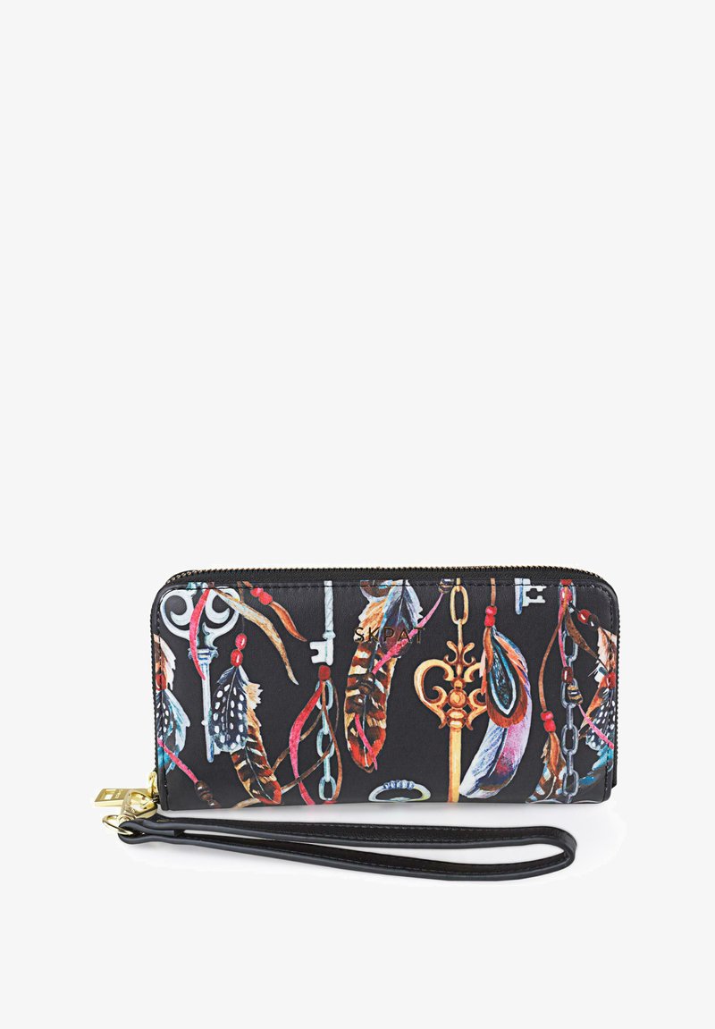 Cartera de cuero negra con patrones coloridos de plumas y llaves, herrajes dorados y una correa de muñeca desmontable. Cierre de cremallera en la parte superior.