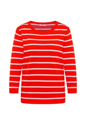 Czerwony top z długim rękawem i okrągłym dekoltem, ozdobiony równomiernie rozmieszczonymi poziomymi białymi paskami oraz prostym dołem.