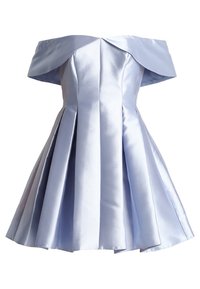 Světlomodré saténové šaty s odhalenými rameny, se strukturovaným korzetem a rozevlátou skládací sukní.