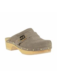 Grijze suède klompen met een wooden zool, voorzien van een gouden gespsluiting en metalen studs langs de rand. Ronde neus en een gladde textuur.