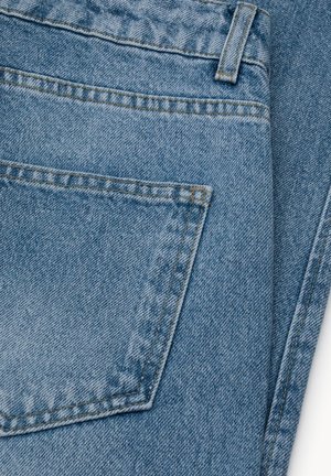 Jasnoniebieskie dżinsy o fakturowanej powierzchni, z tylną kieszenią, kontrastowym przeszyciem i lekko wyblakłym wzorem.