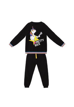 Sort sweatshirt og bukser til børn med regnbuekantsyning, med en enhjørning, der spiller guitar, og teksten "Pretty Rock" på toppen.