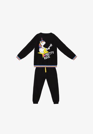 Sort sweatshirt og bukser til børn med regnbuekantsyning, med en enhjørning, der spiller guitar, og teksten "Pretty Rock" på toppen.