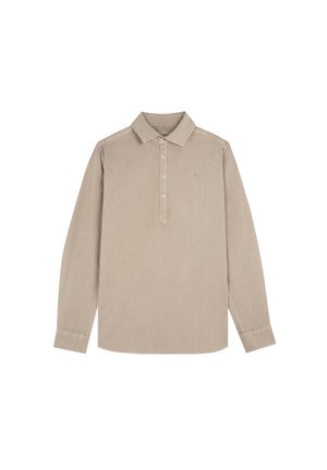 Polo de manga larga beige con cuello y tapeta con cuatro botones, mostrado plano sobre un fondo blanco.