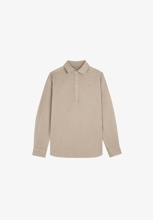 Polo de manga larga beige con cuello y tapeta con cuatro botones, mostrado plano sobre un fondo blanco.