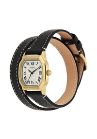 Montre à cadran octagonal doré avec bracelet double tour en cuir noir et des coutures, affichant des chiffres romains et un cadran texturé.