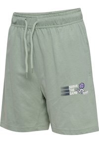 Ljusgröna sportshorts med elastisk midja och dragsko, med en tryckt grafik som säger "Serve the Game" och ett volleybollmotiv.