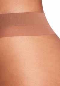 Nude seamless pończochy o gładkiej fakturze i matowym wykończeniu, z szerokim elastycznym pasem w dopasowanym kolorze.