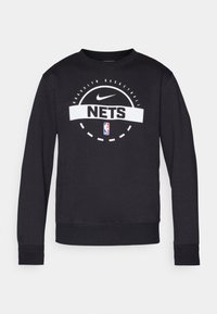 Sort sweatshirt lavet af en bomuldsblanding, har rund hals, lange ærmer og NBA Brooklyn Nets grafik på brystet med Nike-logo.