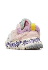 Vista posteriore di una sneaker colorata e pelosa con dettagli in rosa pastello, viola, verde e giallo, con il testo "Flower Mountain" sulla suola.