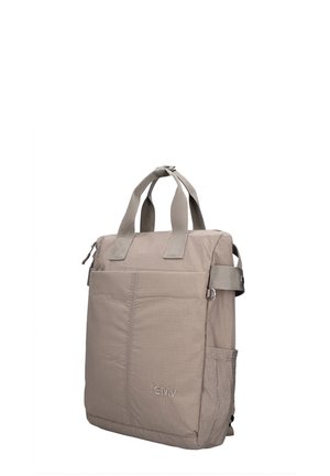 Sac à dos rectangulaire beige avec double poignée, poche avant, poche latérale et logo discret "GMV" sur le panneau avant.