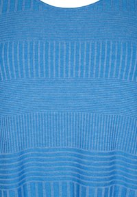 Tessuto blu con strisce orizzontali alternate e motivi a coste in tonalità più chiare, con una superficie liscia e scollo ampio.