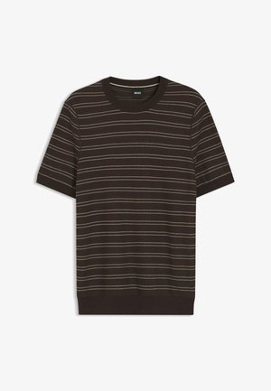 Tummanruskea lyhythihainen neulepaita, jossa ohuet vaaleanbeiget vaakaraitarit, resorineulos pyöreässä pääntiessä, hihansuissa ja helmassa, kauluksessa BOSS-merkitty sisäpuolella.