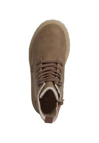 Bottines marron avec un extérieur en cuir texturé, des lacets robustes et une doublure en polaire douce visible autour de la cheville.