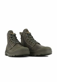 Bottines noires en cuir lisse, de couleur vert foncé, avec un système de fermeture à lacets, un bout renforcé, et une semelle en caoutchouc texturé avec des motifs de semelle profonds.