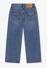 Modré denimové rifle s rovnostrihovým strihom, vybavené vysokým pásom, dvomi zadnými vreckami a koženou značkovou nášivkou na opasku.