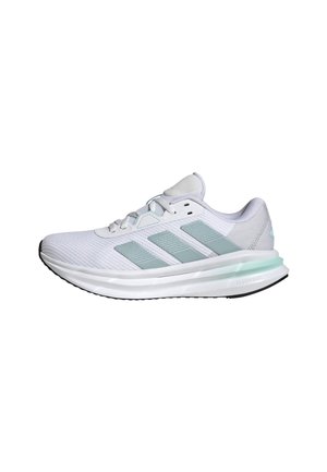 Chaussure de sport blanche avec des rayures bleu clair, semelle coussinée et design à lacets, vue de profil sur fond blanc.