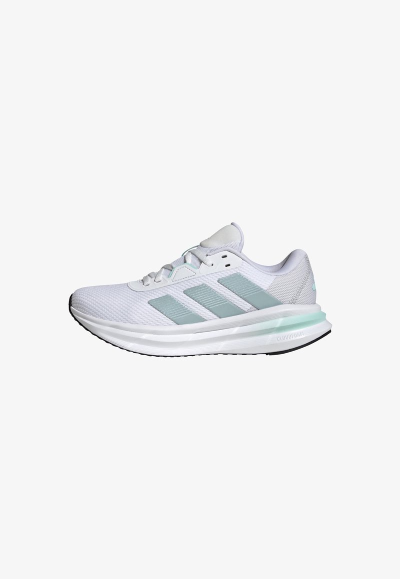 Chaussure de sport blanche avec des rayures bleu clair, semelle coussinée et design à lacets, vue de profil sur fond blanc.