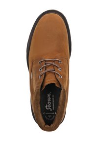 Scarpa in pelle marrone con punta tondeggiante e chiusura con lacci. Collo morbido simile al camoscio, cuciture resistenti e suola in gomma nera. Etichetta con marchio visibile all'interno.
